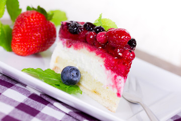 Torte mit frischen Beeren