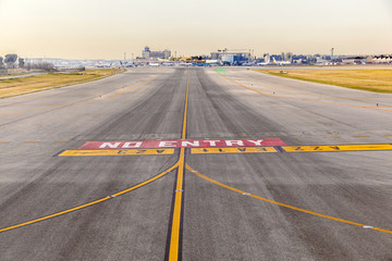 Naklejka premium pas startowy na lotnisku Barajay w Madrycie, Hiszpania