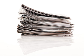Stapel von alten Zeitungen und Zeitschriften