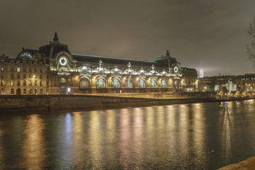 Musée d'Orsay à Paris la nuit