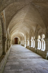 Fototapety  Stary klasztor z kolumnadą w opactwie Fontenay