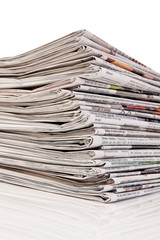 Stapel von alten Zeitungen und Zeitschriften
