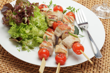 Gegrillte Fleischspieße mit Blattsalaten