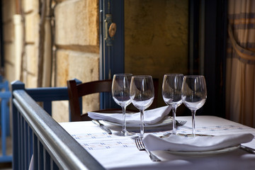 Restaurant, dîner, table, menu, vaisselle, verres, bistrot