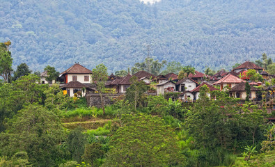 Fototapeta na wymiar mała wioska w górach w dżungli w Indonezji