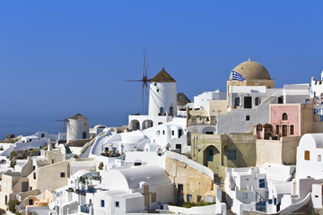 Fototapeta na wymiar Tradycyjne miejscowości Oia na Santorini w Grecji