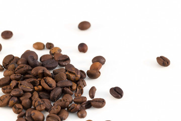 Fototapeta premium Chicchi di caffè su fondo bianco - macro