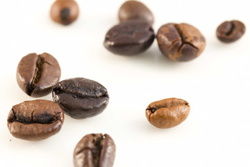 Chicchi di caffè su fondo bianco - macro