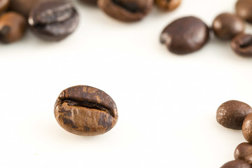 Chicchi di caffè su fondo bianco - macro