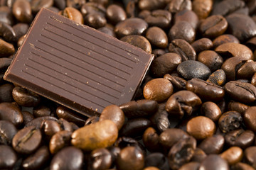 Chicchi di caffè e cioccolato, closeup