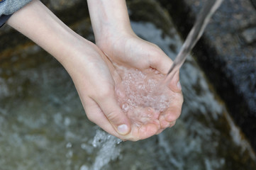 mains sous une fontaine