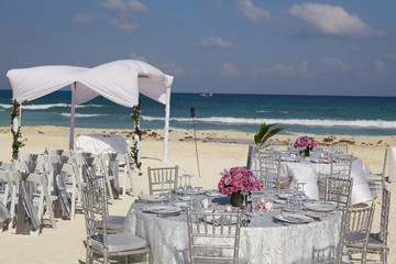 Allestimento per matrimonio sulla spiaggia