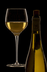 Weißwein im Glas mit Flasche