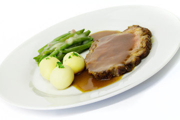 Schweinebraten mit Salzkartoffeln, Bohnengemüse