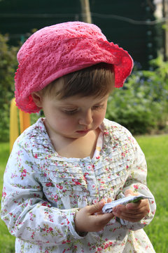 bimba bambina gioca in giardino