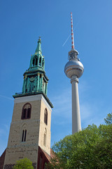 Fototapeta na wymiar TV Tower i kościół w Berlinie