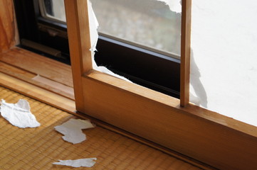 破れた障子