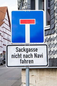 Schild: Sackgasse nicht nach Navi fahren!