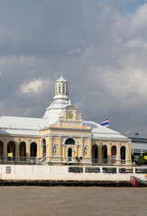 Fototapeta premium Royal seminary на берегу реки Чаопрайя в Бангкоке