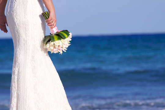 Bride with a bouquet of rose's