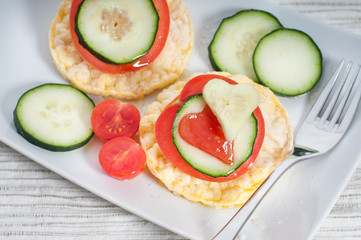 Corn crackers with tomatoes and cucumber_ Gallette di mais