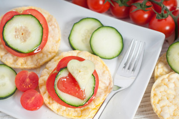 Corn crackers with tomatoes and cucumber_ Gallette di mais
