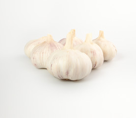 Obraz na płótnie Canvas Fresh garlic on white background