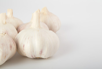 Obraz na płótnie Canvas Fresh garlic on grey background