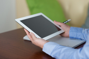 frau h&auml;lt tablet-pc in der hand