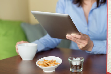 frau im café liest am tablet-computer