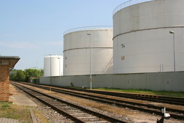 Tanks hinter Schienen