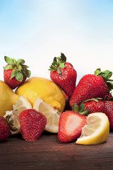 fragole e limoni a fette