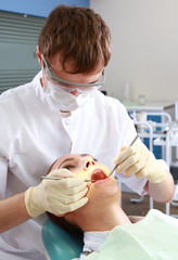 Obraz na płótnie Canvas Stomatolog i pielęgniarka leczeniu zębów kobieta