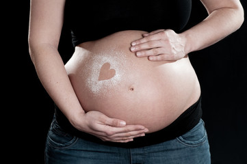babybauch mit herz aus puderzucker