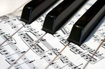 Teclas de piano con notas musicales