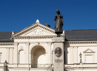 Литва. Скульптура "Аннхен из Тарау" в Клайпеде