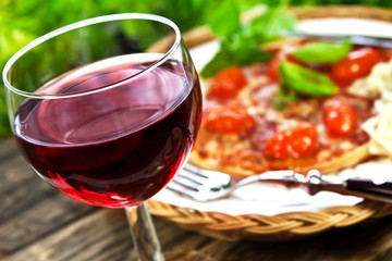 Rotwein und Pizza