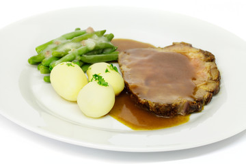 Schweinebraten mit Salzkartoffeln, Bohnengemüse