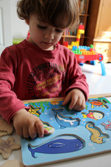 enfant jouant avec un puzzle