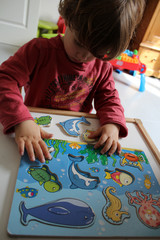 enfant jouant au puzzle