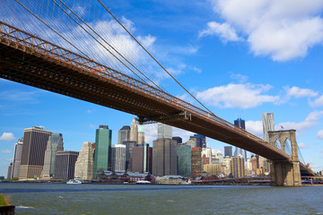 Fototapeta premium Brooklyn Bridge z panoramą dolnego Manhattanu w Nowym Jorku
