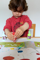 enfant peignant aux doigts