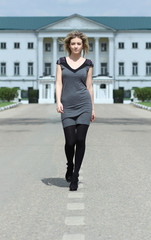 Obraz premium beautiful young woman walking on the roud