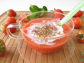 Erdbeer-Cappuccino mit Milchschaum