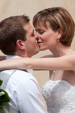 Jeunes mariés s'embrassant tendrement - LO
