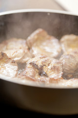Meat frayed on fraying pan
