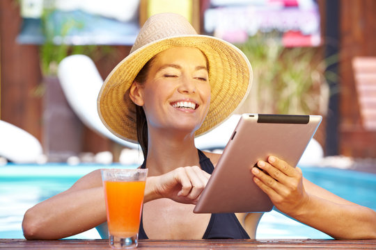 Lachende Frau mit Tablet-PC - Powered by Adobe