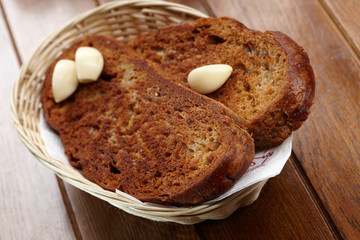 toast with garlic