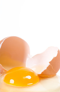 ein rohes Ei zerbrochen auf weißem Hintergrund