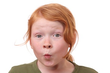 Mädchen mit weit aufgerissenen Augen